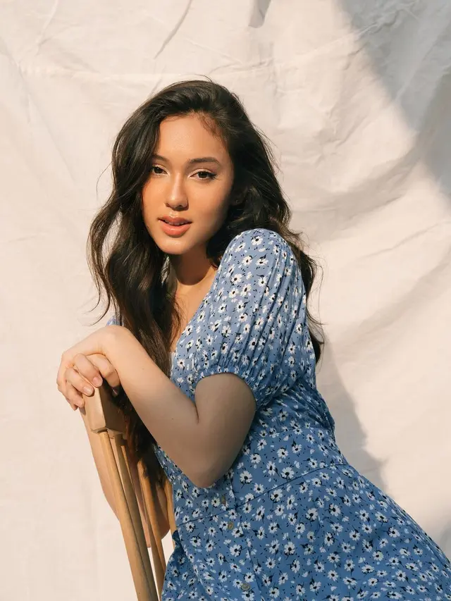 7 Potret Yasmin Napper Tampil dengan Makeup Natural, Tetap Memesona