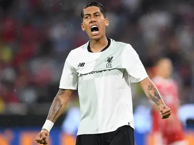 Striker Liverpool, Roberto Firmino, merayakan gol yang dicetaknya ke gawang Bayern Munchen pada laga Audi Cup di Stadion Allianz Arena, Munchen, Selasa (1/8/2017). Munchen kalah 0-3 dari Liverpool. (AFP/Christof Stache)