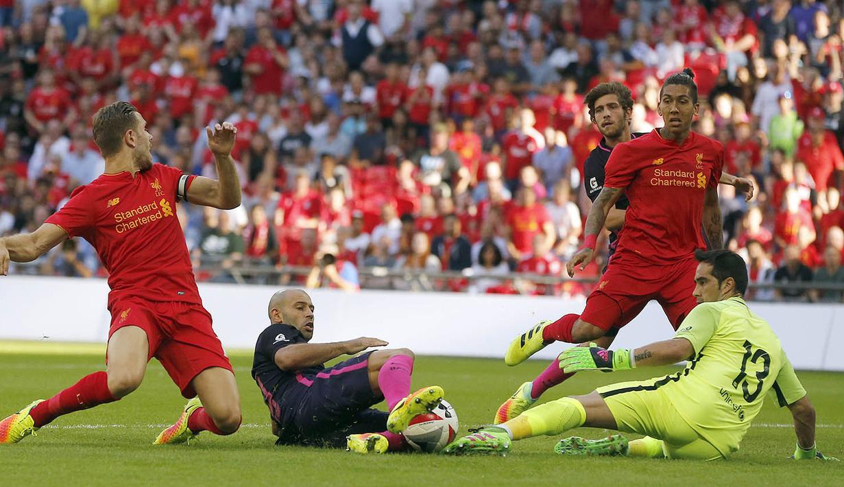 Proses terjadinya gol bunuh diri yang dilakukan gelandang Barcelona, Javier Mascherano, saat melawan Arsenal pada laga ICC 2016 di Stadion Wembley, London, Inggris, Sabtu (6/8/2016). Liverpool berhasil menang 4-0 atas Barcelona. (AFP/Ian Kington)