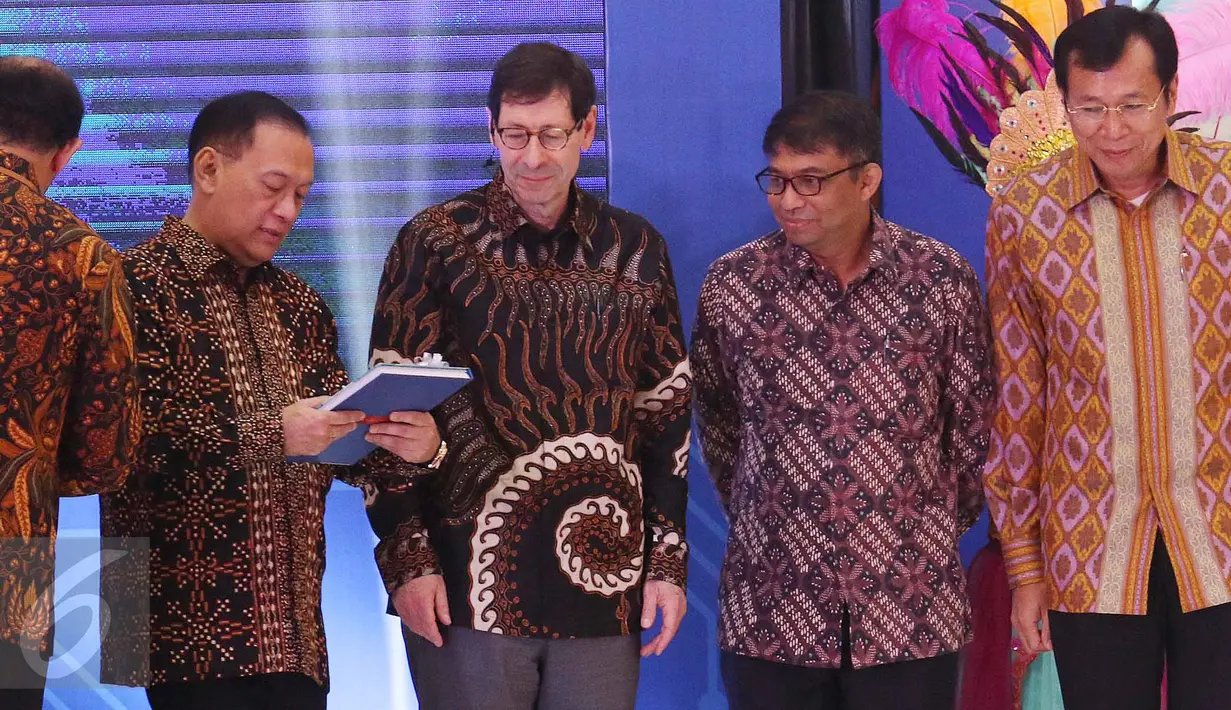 Bank Indonesia (BI) meluncurkan buku Laporan Perekonomian tahun 2016 yang memuat laporan komprehensif dinamika perekonomian Indonesia selama setahun terakhir, Jakarta, Kamis (27/4). (Liputan6.com/Angga