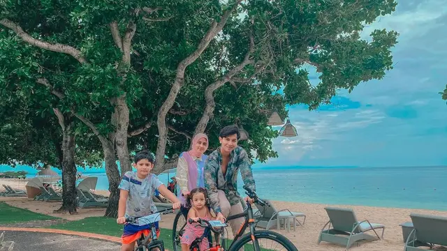 7 Momen Liburan Keluarga Sonny Septian dan Fairuz A Rafiq Ke Bali