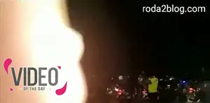 Kertosono merupakan jalur penting dalam arus mudik di kawasan Jawa Timur. Pada hari Minggu, (03/07/2016) banyak pengendara motor yang terpeleset karena ada jutaan laron di jembatan Mengkreng Kertasono yang mengganggu perjalanan mereka.