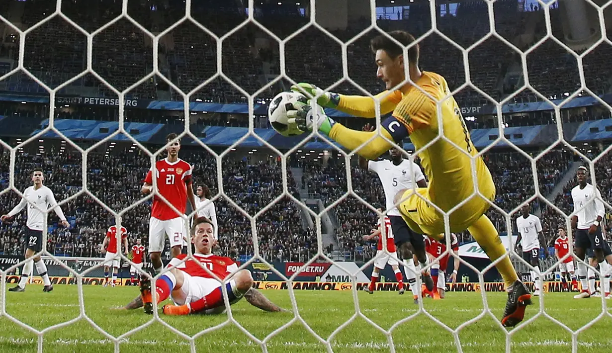 Kiper Prancis, Hugo Lloris, mengamankan bola saat melawan Rusia pada laga persahabatan di Stadion St Petersburg, Rusia, Selasa (27/3/2018). Rusia kalah 1-3 dari Prancis. (AP/Dmitri Lovetsky)