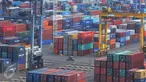 Aktivitas bongkar muat peti kemas di JICT Tanjung Priok, Jakarta, Selasa (18/10). BPS mencatat, pada September 2016, nilai impor sebesar US$ 11,3 miliar, turun 2,26% dibanding periode yang sama tahun 2015 (yoy). (Liputan6.com/Angga Yuniar)