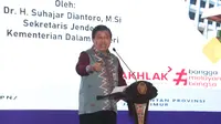 Sekretaris Jenderal Kementerian Dalam Negeri, Suhajar Diantoro saat memaparkan enam arahan penting pada Rapat Koordinasi Teknis Perencanaan dan Pembangunan (Rakortekrenbang) tahun 2024 di Surabaya, Senin (26/2/2024). (Foto: Istimewa)
