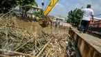 Sampah memenuhi aliran sungai di jembatan Kampung Melayu, Jatinegara, Jakarta Timur, Minggu (3/4/2016). Pembongkaran jembatan Rawajati Kalibata berimbas menumpukannya sampah di jembatan Kampung Melayu. (Liputan6.com/Yoppy Renato)
