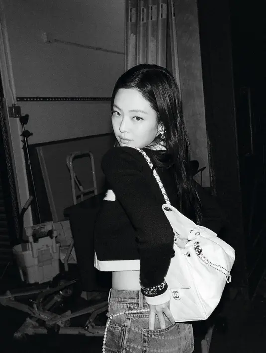 Tak hanya sekadar tas, CHANEL 25 juga menjadi representasi dari gaya hidup modern yang dinamis. Dengan harga sekitar Rp99 juta, tas ini tidak hanya menawarkan kemewahan, tetapi juga fungsionalitas bagi mereka yang menghargai keindahan dalam kepraktisan. [Dok/Chanel].