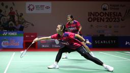 Ganda putri Indonesia, Febriana Dwipuji Kusuma/Amalia Cahaya Pratiwi saat bertanding menghadapi sesama wakil Indonesia, Lanny Tria Mayasari/Ribka Sugiarto pada babak 32 besar Kejuaraan Bulu Tangkis Indonesia Open 2023 di Istora Senayan, Jakarta, Selasa (13/6/2023). Pasangan Febriana/Amalia menang dengan skor 21-15, 21-18. (Bola.com/Bagaskara Lazuardi)