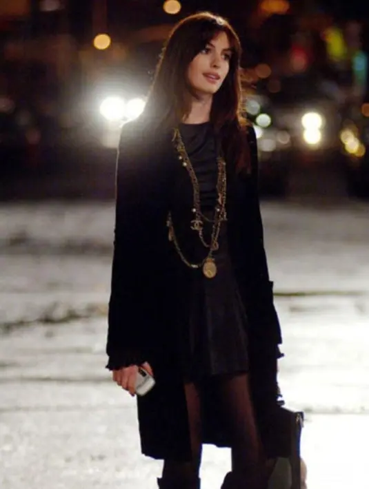 Tampilan all black dengan little black dress, coat, sampai tight dan boots semakin stylish dengan kalung panjang bertumpuk (Foto: vogue.com.au).