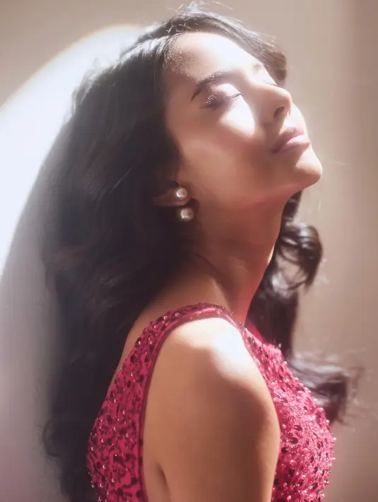 Tambahan aksesori yang dikenakan Aurélie Moeremans berupa anting mutiara membuat nuansa di era 80an semakin kental. Netizen berkomentar Aurélie tampil sangat cantik dengan nuansa di tahun 1980an. Foto: Instagram.