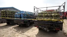 Barang bukti tumpukan tabung gas yang diangkut mobil saat diamankan usai penggerebekan gas oplosan di wilayah Nerotog, Pinang, Tangerang, Jumat (12/1).  Penyidik mendapati puluhan ribu tabung gas mulai dari 3 kg hingga 50 kg. (Liputan6.com/Arya Manggala)