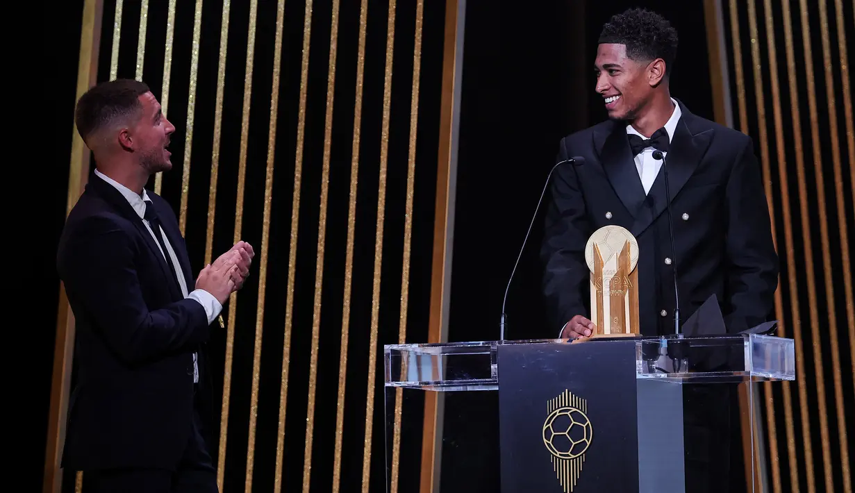 Pemenang penghargaan Kopa Trophy 2023 diumumkan oleh eks pemain Real Madrid dan Chelsea, Eden Hazard. (FRANCK FIFE / AFP)