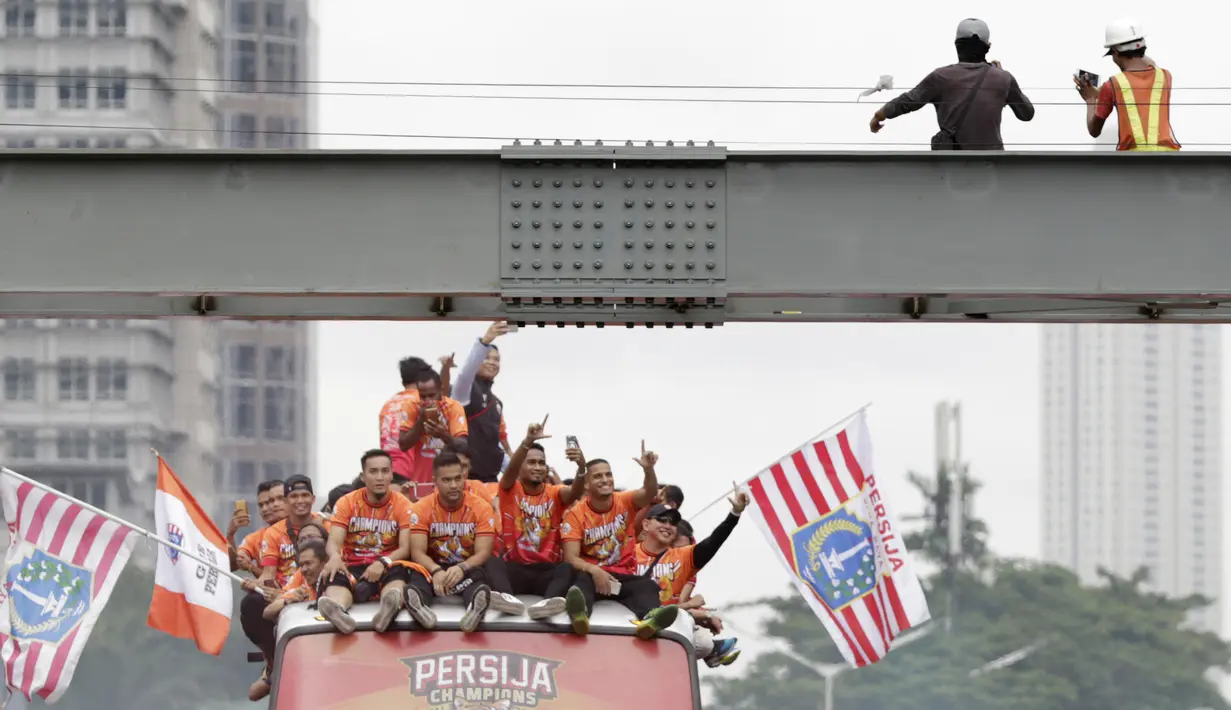 Pemain Persija Jakarta bersama The Jakmania melakukan pawai merayakan gelar juara Liga 1 musim 2018 di Bundaran HI, Jakarta, Sabtu (15/12). Persija berhasil juara Liga 1 usai mengalahkan Mitra Kukar. (Bola.com/M Iqbal Ichsan)
