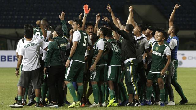 Para pemain Persebaya Surabaya merayakan kemenangan atas Perseru Serui pada laga Piala Presiden 2019. (Bola.com/Yoppy Renato)
