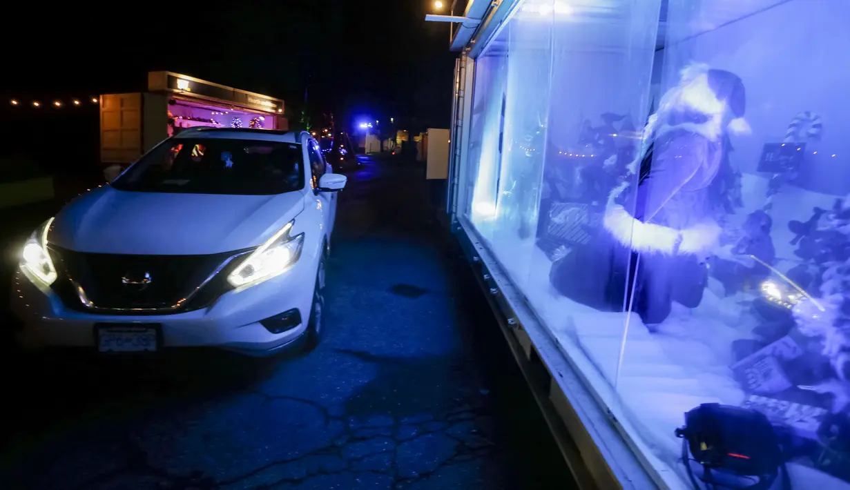 Pengunjung mengamati etalase jendela Natal dalam acara drive-thru "WinterLights" di Pacific National Exhibition, Vancouver, British Columbia, Kanada, 12 Desember 2020. Acara ini untuk menyebarkan kegembiraan Natal kepada masyarakat di tengah pandemi COVID-19. (Xinhua/Liang Sen)