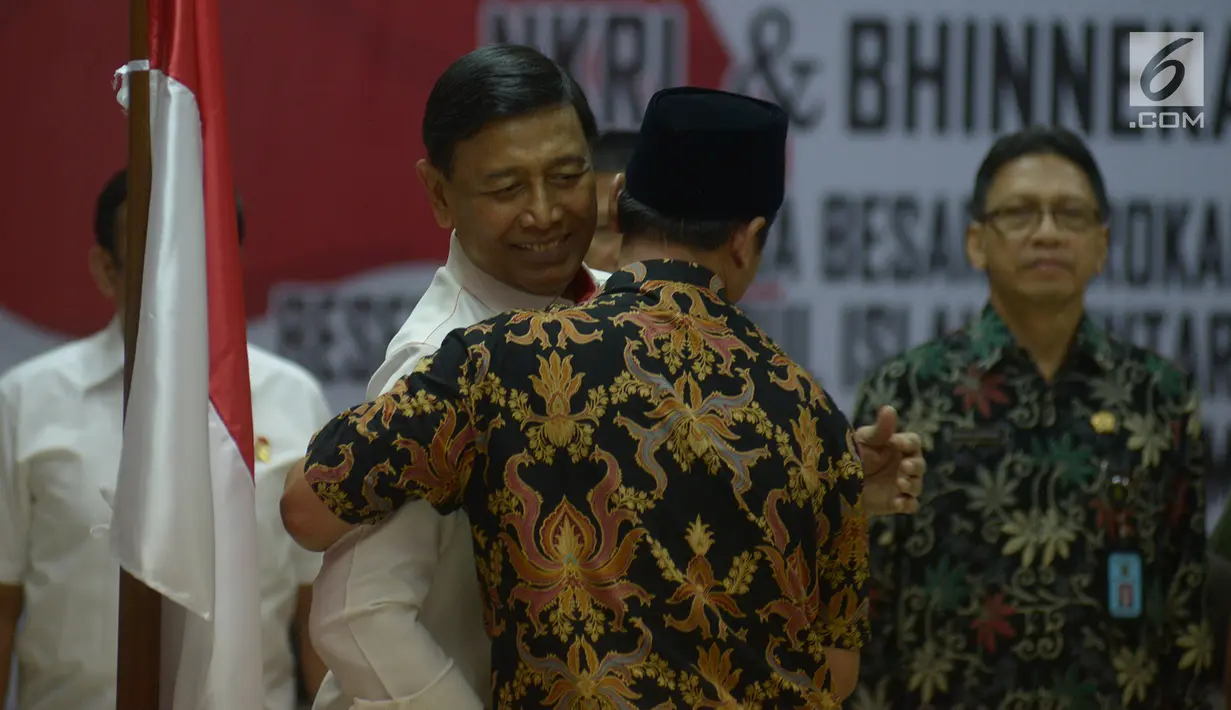 Menko Polhukam Wiranto memberikan ucapan selamat kepada perwakilan Keluarga Besar Harokah Islam Indonesia, mantan anggota DI/TII dan mantan anggota NII saat pembacaan ikrar setia kepada Pancasila, UUD 45, NKRI dan Bhineka Tunggal Ika di Jakarta, Selasa (13/8/2019). (merdeka.com/Imam Buhori)