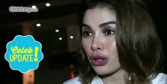 Nikita Mirzani merasa panas dan sumpek saat payudaranya memakai bra. 