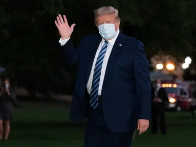 Presiden AS, Donald Trump melambaikan tangan ketika kembali ke Gedung Putih, Washington, setelah meninggalkan Walter Reed National Military Medical Center, pada Senin (5/10/2020). Donald Trump meninggalkan rumah sakit militer tempat dia dirawat karena COVID-19. (AP Photo/Alex Brandon)