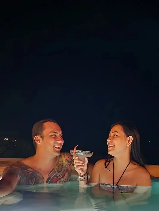 <p>Rendy dan Lady disuruh duduk bersebelahan oleh saudaranya. Keduanya saling ngobrol dan mulai PDKT. Dua minggu kemudian Rendy minta Lady untuk jadi pacarnya. Serius ingin ingin menjadikan pendamping, Rendy datang sendiri ke rumah Lady di Bandung. Keduanya lantas menikah pada November 2014. [Instagram/rendykjaernett1]</p>