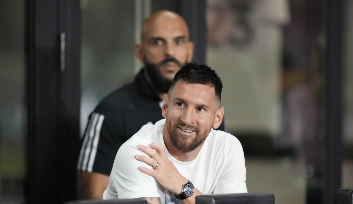 Pemain Inter Miami, Lionel Messi (tengah) didampingi pengawal pribadi,Yassine Cheuko, saat menyaksikan timnya melawan Charlotte FC pada lanjutan kompetisi Major League Soccer 2023/2024 yang berlangsung di DRV PNK Stadium, Kamis (19/10/2023). (AP Photo/Rebecca Blackwell)
