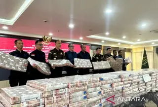 Kejati Kaltim konferensi pers penyelamatan uang negara senilai Rp214.283.871.000 yang disita dari perkara dugaan korupsi pemanfaatan barang milik negara pada Kementerian Desa Pembangunan Daerah Tertinggal dan Transmigrasi di Samarinda. (Antara)