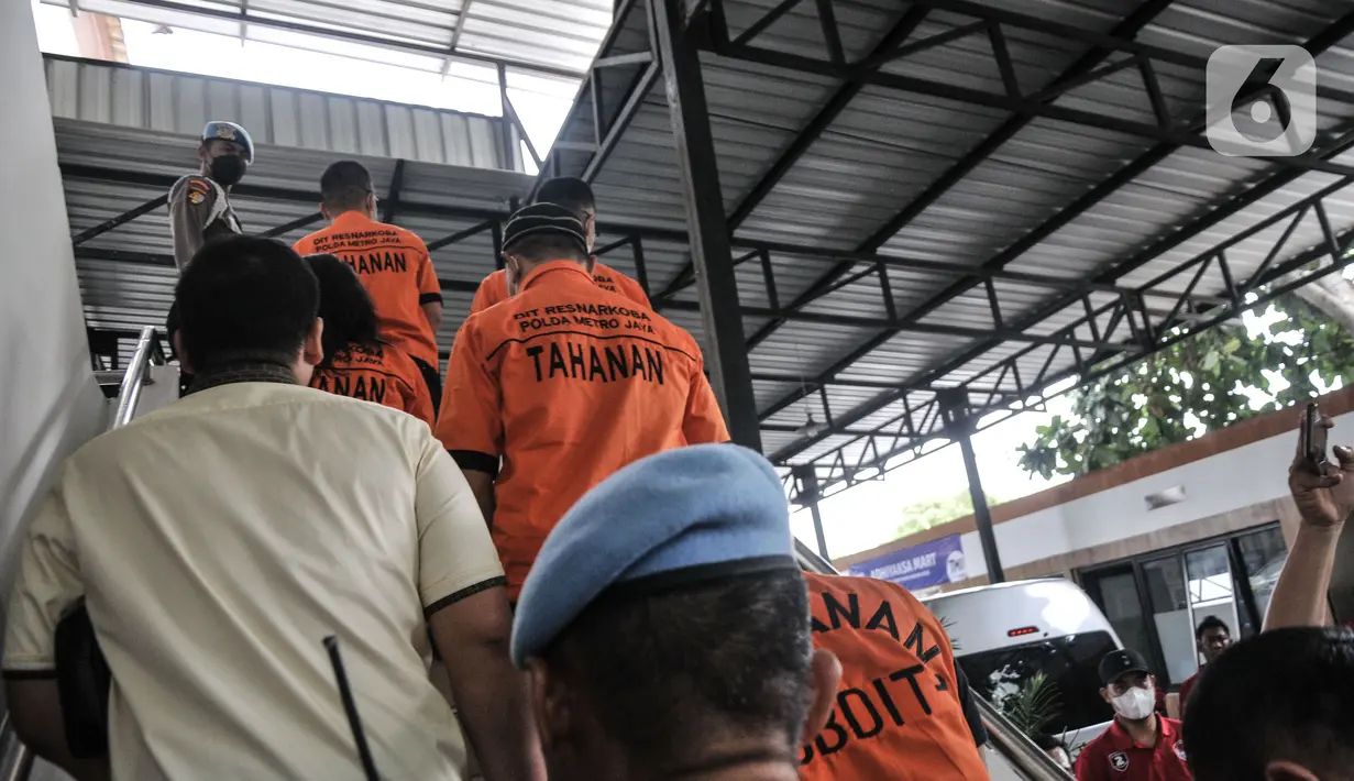 Tersangka lainnya saat tiba untuk pelimpahan tahap II kasus narkoba di Kejaksaan Negeri Jakarta Barat, Rabu (11/1/2023). Direktorat Reserse Narkoba Polda Metro Jaya hari ini serahkan Irjen Teddy Minahasa dan tersangka lain kasus peredaran 5 kilogram sabu dari Sumatera Barat ke Kejaksaan.  (merdeka.com/Iqbal S Nugroho)