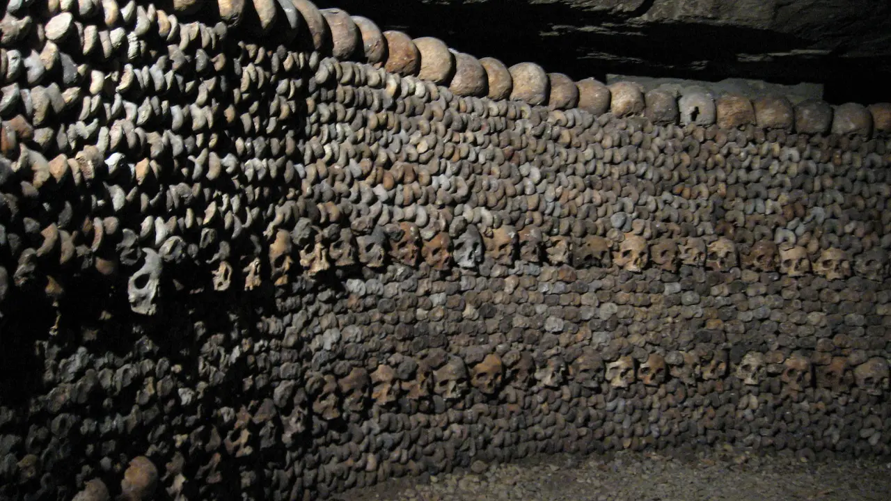 Catacombs Paris, Prancis (Wikimedia Commons)