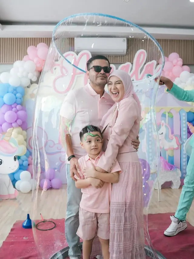 Irish Bella  mengenakan baju soft pink sesuai dengan konsep Ulang Tahun Amala. [@_irishbella_]