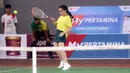 Selebritas Nagita Slavina berusaha mengembalikan bola pada laga tenis nomor ganda campuran Turnamen Olahraga Selebriti Indonesia (TOSI) yang digelar di GOR UNJ, Jakarta, Sabtu (15/07/2023). Gigi, sapaan Nagita Slavina, yang berpasangan dengan Ritchie Ismail atau dikenal sebagai Jeje Govinda kalah dari pasangan Gege dan Ibnu Jamil dua set langsung  (5-7, 6(2)-7(7)). (Bola.com/Abdul Aziz)
