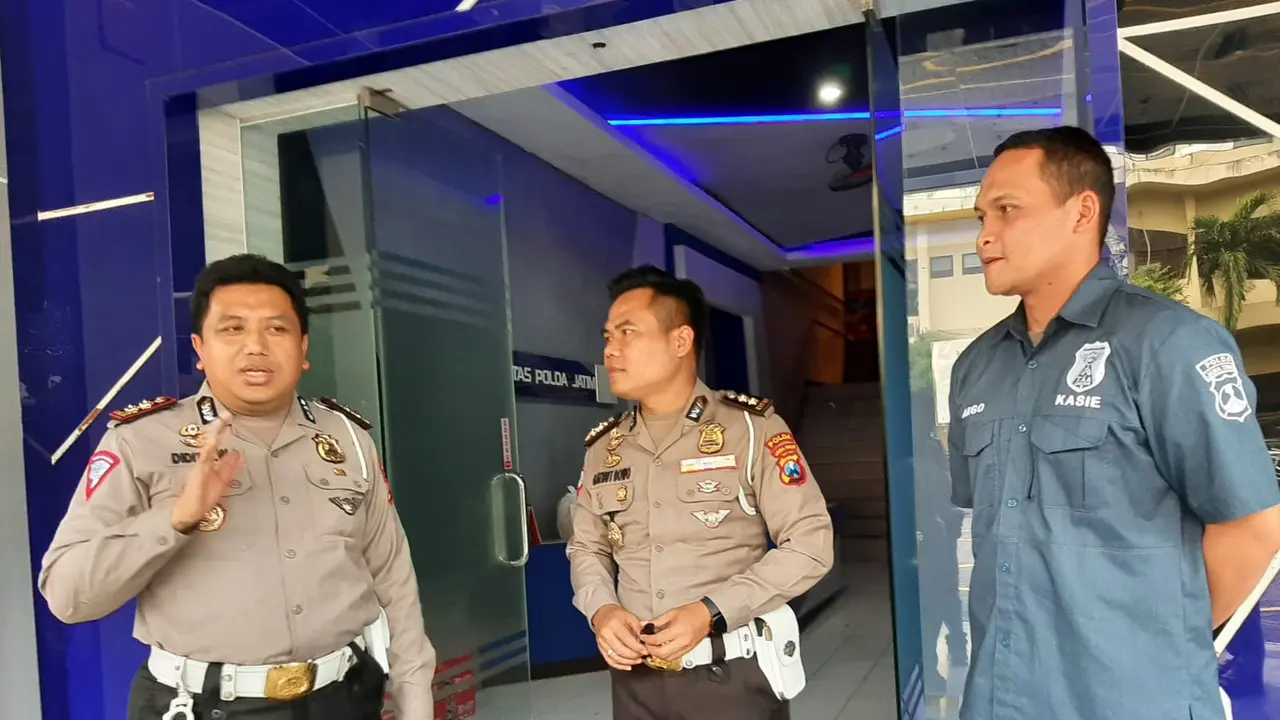 Wakil Direktur Ditlantas Polda Jatim AKBP Didit Bambang Wibowo (kiri) membenarkan sopir maut tol Sumo jadi tersangka. (Dian Kurniawan/Liputan6.com)