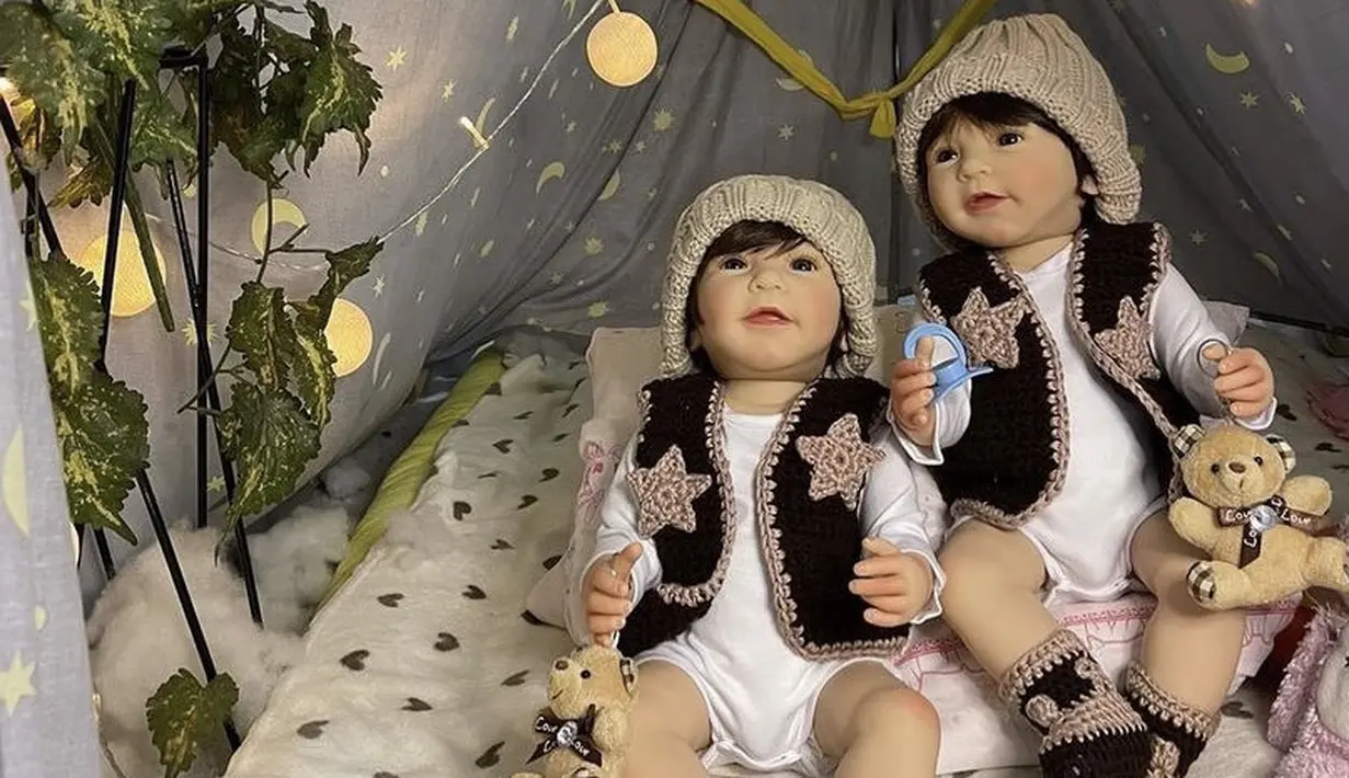 Ada juga boneka yang sangat mirip dengan bayi, yaitu James Series. Dengan mengenakan rompi vest hitam dan bennie nude. @bonekafuriharun.