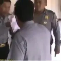 Cuma gara-gara duit Rp 5 ribu, dua anggota polisi ini hampir berantem. Untung dipisahin sama komandannya. Seru banget adegannya.