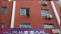 Detik-detik Penyelamatan Anak Tersangkut di Jendela Apartemen