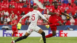Sementara tuan rumah dipaksa bermain dengan 10 pemain pada hampir sepanjang babak kedua. Striker Youssef En-Nesyri dikeluarkan wasit karena mendapatkan kartu kuning kedua. (Foto: AP/Angel Fernandez)