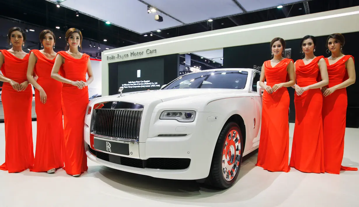 Model berpose di samping mobil Rolls-Royce KoChaMongkol selama Bangkok Internasional Motor Show 2016  di Thailand, (22/3). Tahun ini merupakan pergelaran ke-37 kalinya dari pameran otomotif terbesar ini. (REUTERS / Chaiwat Subprasom)