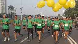 Peserta dan komunitas lari mengikuti latihan lari bersama menjelang MILO Jakarta Interanational 10K 2019 di Senayan Jakarta Minggu (16/6/2019). Pemprov DKI Jakarta dan Nestlé MILO akan menggelar MILO Jakarta International 10K dengan tema “A Decade of MILOJI10K. (16/6/2019). (Liputan6.com/HO/Rizky)