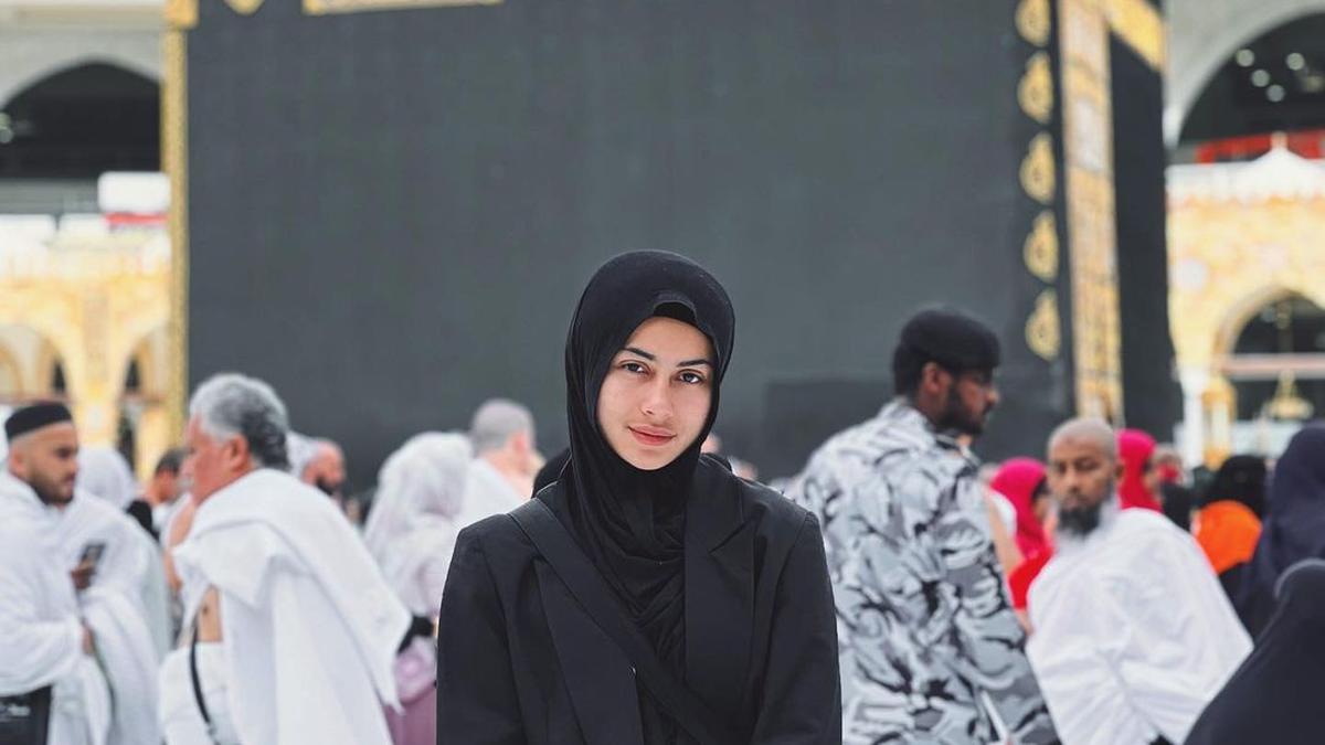 Rekomendasi 10 Dress Panjang Formal Kombinasi Blazer Muslim untuk Tampilan Elegan