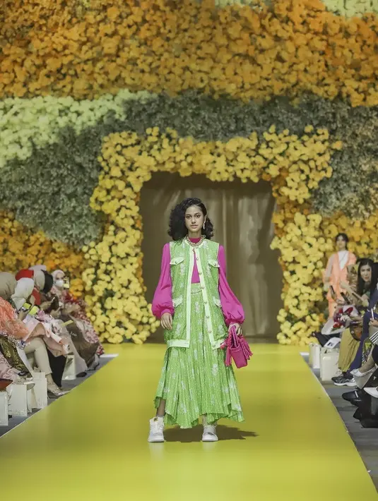 Artis pendatang baru, Asila Maisa tampil fresh pakai blouse fuschia, vest dan rok batik hijau. (Credits/Tim Muara Bagdja).