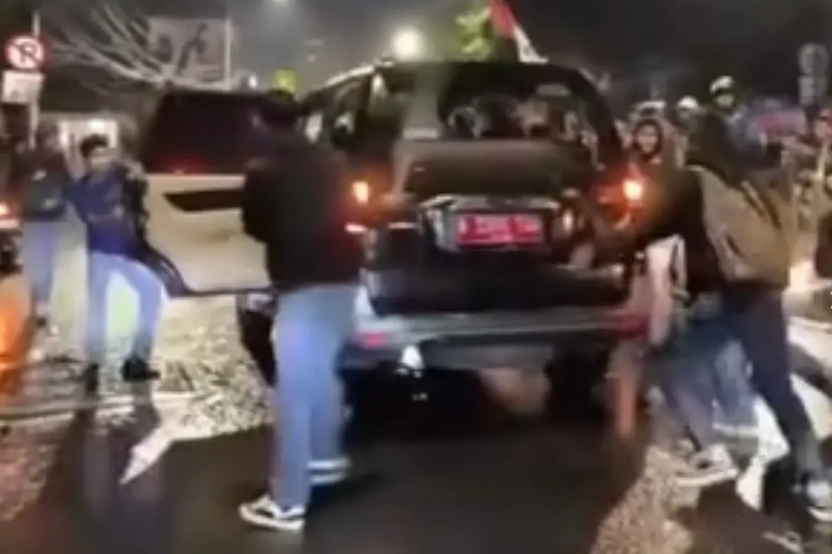 Mobil Lurah Manggarai Selatan Dirusak Massa saat Demo Ricuh