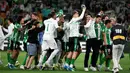 Lolosnya Real Betis ke Liga Champions musim depan turut terbantu oleh kebijakan koefisien UEFA yang memberikan lima jatah wakil bagi Spanyol. Kepastian lima slot tersebut didapat setelah Rayo Vallecano berhasil menembus final Liga Konferensi dengan menyingkirkan Strasbourg. (AFP/Cristina Quicler)