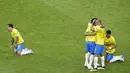 Para pemain Brasil merayakan kemenangan atas Meksiko pada babak 16 besar Piala Dunia di Samara Arena, Samara, Senin (2/6/2018). Brasil menang 2-0 atas Meksiko. (AP/Sergei Grits)