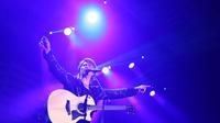 Meski beberapa menit penampilan Goo Goo Dolls sempat terhenti karena kesalahan teknis, namun suasana kembali meriah setelahnya. (Bambang E. Ros/Bintang.com)