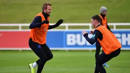 Striker Inggris Harry Kane (kiri) dan bek  Declan Rice (kanan) melakukan pemanasan saat mengikuti sesi latihan tim di St George's Park di Burton-on-Trent (6/9/2019). Inggris akan bertanding melawan Bulgaria pada grup A kualifikasi Euro 2020 di stadion Wambley. (AFP Photo/Paul Ellis)