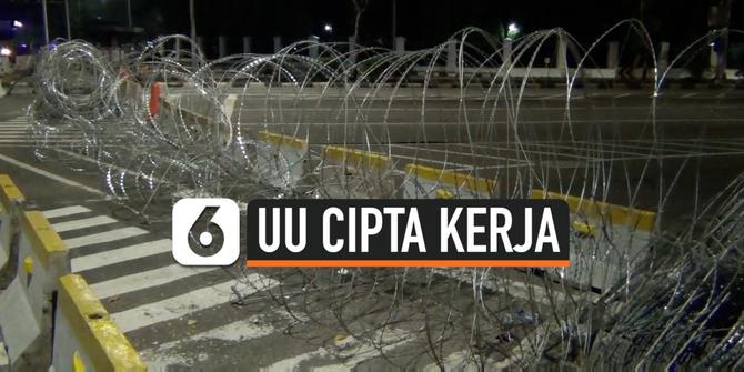 VIDEO: Demo UU Cipta Kerja Petugas Sterilisasi Kawasan Istana Merdeka