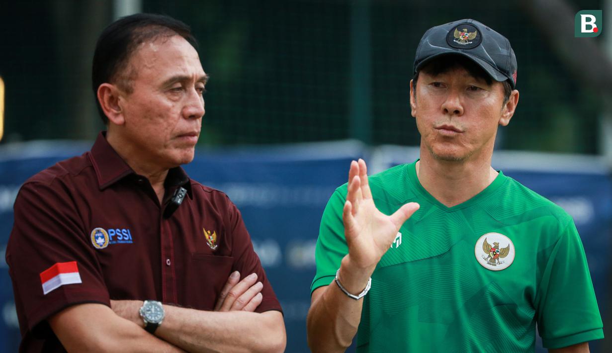 <p>Pelatih kepala Timnas Indonesia U-20, Shin Tae-yong (kanan) berbincang dengan Ketua Umum PSSI, Mochamad Iriawan saat latihan persiapan Kualifikasi Piala Asia U-20 2023 yang berlangsung di Lapangan A Gelora Bung Karno, Jakarta, Selasa (30/08/2022). (Bola.com/Bagaskara Lazuardi)</p>