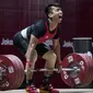 Lifter Indonesia, Deni, saat berlaga pada Asian Games di JIExpo, Jakarta, Rabu (22/8/2018). Deni memastikan lolos ke final setelah berhasil membukukan poin terbaik dengan total angkatan seberat 318 kg. (Bola.com/Vitalis Yogi Trisna)