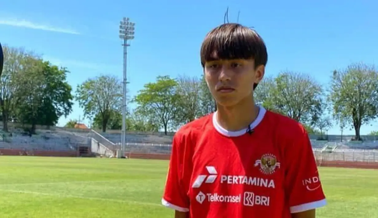 Anak pertama Donna dan Darius ini merupakan jebolan Young Warrior FA. Dan saat ini bermain di ICEF di Prancis. [Instagram/lionel.sinathrya]