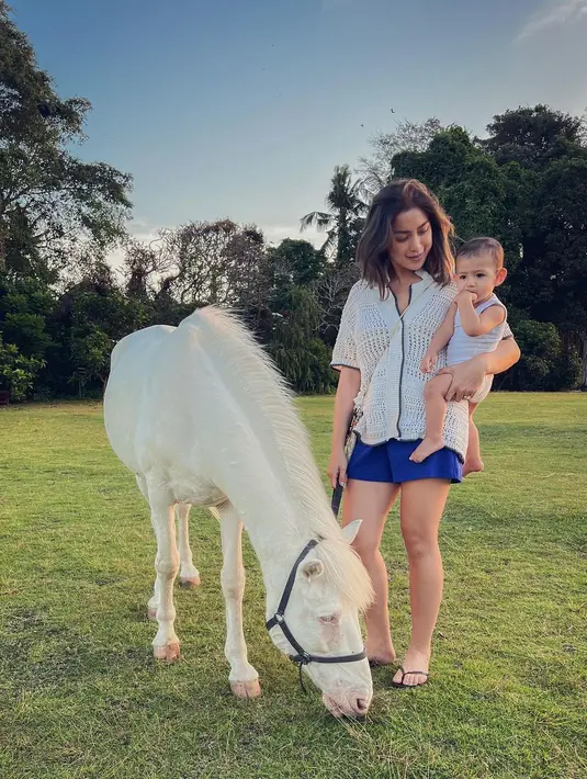 "Ijinkan saya bercerita, saya adalah korban penipuan dari orang bernama Christoper Stefanus Budianto atau yang biasa saya panggil Steven. Setahun lalu Steven ini telah menipu saya senilai 9.8milyar rupiah." lanjut perempuan biasa disapa Jedar ini.  [Instagram/inijedar]