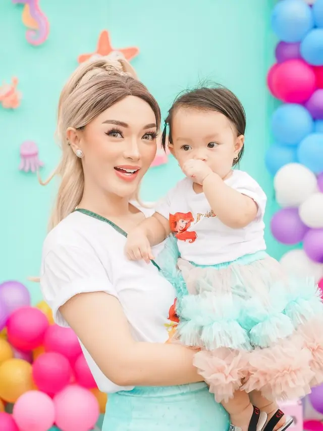 Tengah Jadi Sorotan, Ini 6 Momen Zaskia Gotik Momong Buah Hatinya