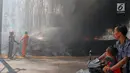 Petugas Pemadam Kebakaran menyemprotkan air saat memadamkan api yang membakar hutan jati di Kawasan Mijen Semarang, Sabtu (21/9/2019). Musim kemarau yang panjang dan kondisi yang kering mempermudah api menyebar di kawasan tersebut. (Liputan6.com/Gholib)